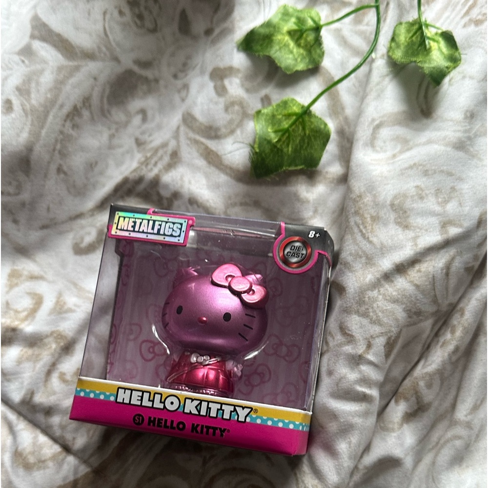 hello kitty matalic figurine still in box! ❤️